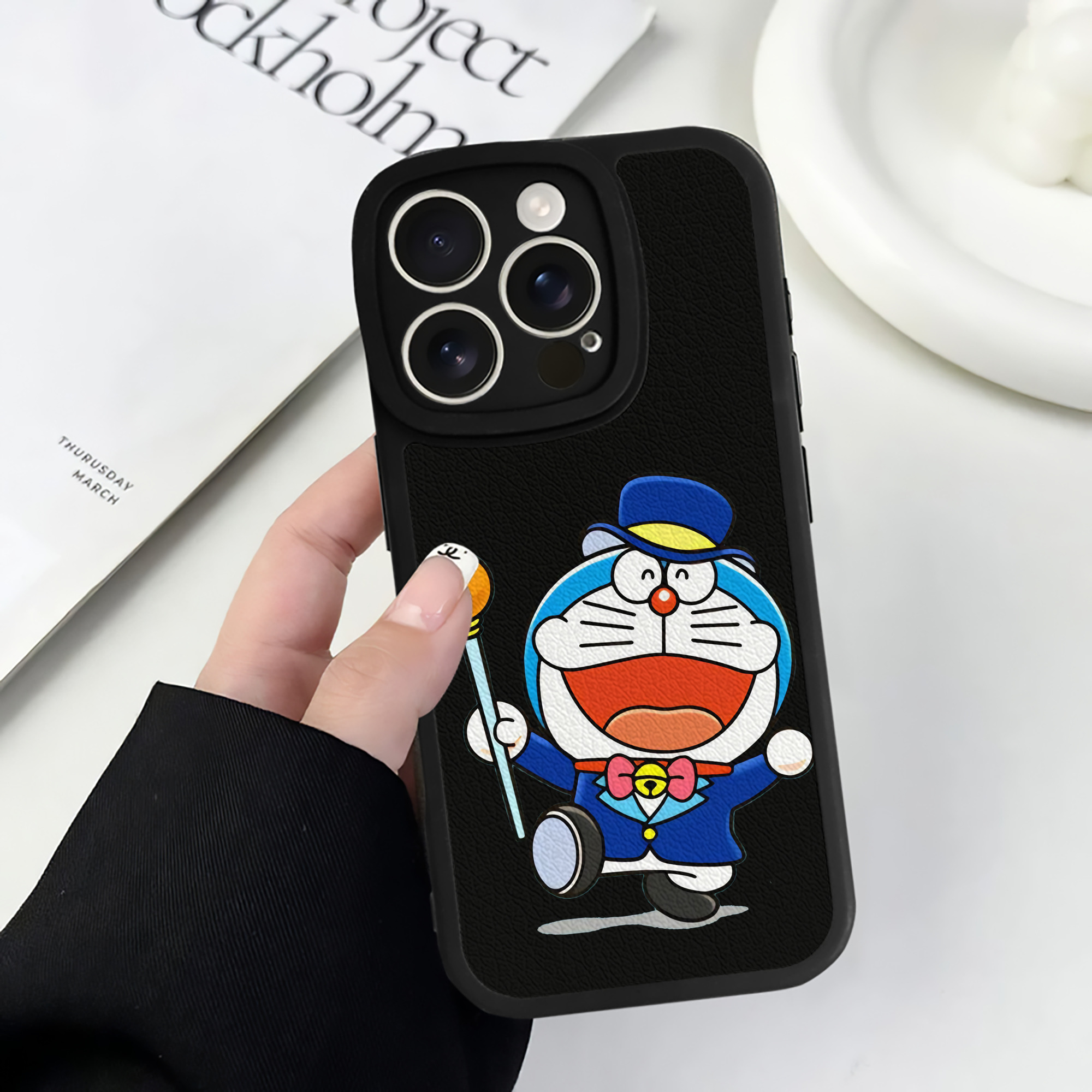 （画像用） ドラえもん Doraemon 【iPhone 16シリーズ対応】シリコンスマホケース（レザー調） 材質：シリコン